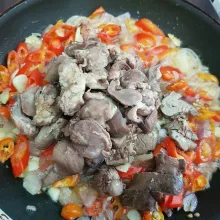 Setelah layu, masukkan hati ampela dan aduk hingga rata.