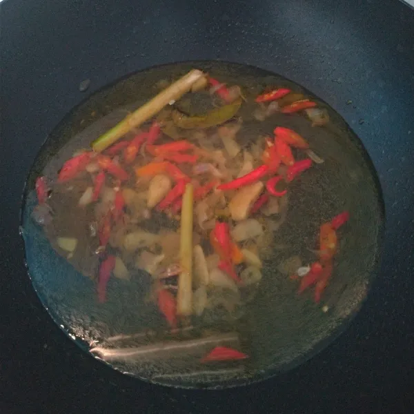 Tambahkan 200 ml air.