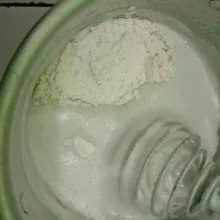 Masukan tepung terigu dan soda kue aduk hingga merata.