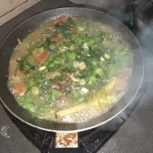 Masukkan irisan daun bawang, gula, dan garam. Tunggu hingga mendidih dan kuah menyusut.