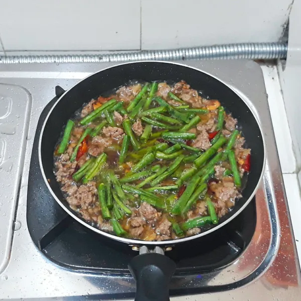 Siapkan wajan dengan minyak goreng secukupnya, tumis bawang putih hingga harum, masukkan cabai merah dan daging giling, masak hingga daging matang.