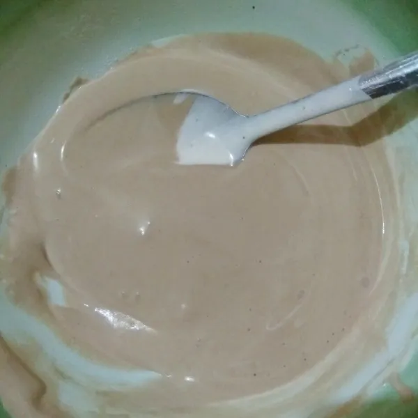 Ambil 3 sendok adonan, kemudian beri pasta mocca dan aduk rata.