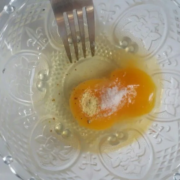 Kocok lepas telur, tambahkan garam dan kaldu bubuk.