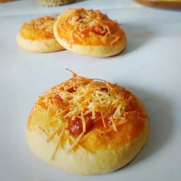 Pizza sosis mini siap disajikan.