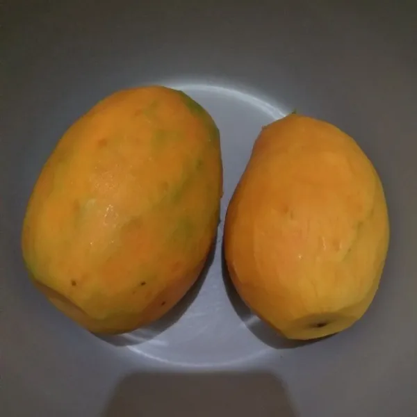 Kupas buah mangga.