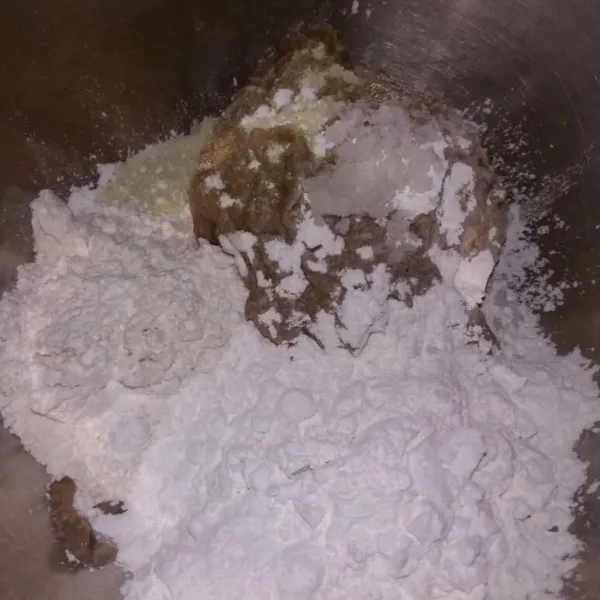Blender daging ikan, bawang putih, dan putih telur hingga benar-benar halus, lalu tambahkan garam, kaldu bubuk, tepung terigu, dan tepung tapioka.