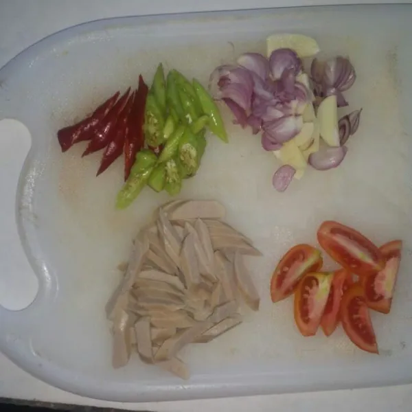 Iris bawang merah, bawang putih, cabe merah, cabe rawit, tomat, dan sosis ayam.