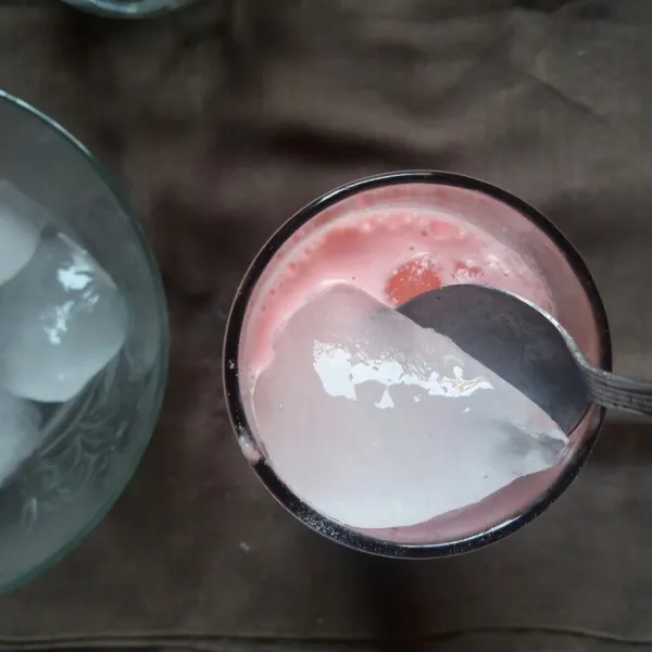 Tambahkan es batu secukupnya, dan pink lava ice siap diminum.