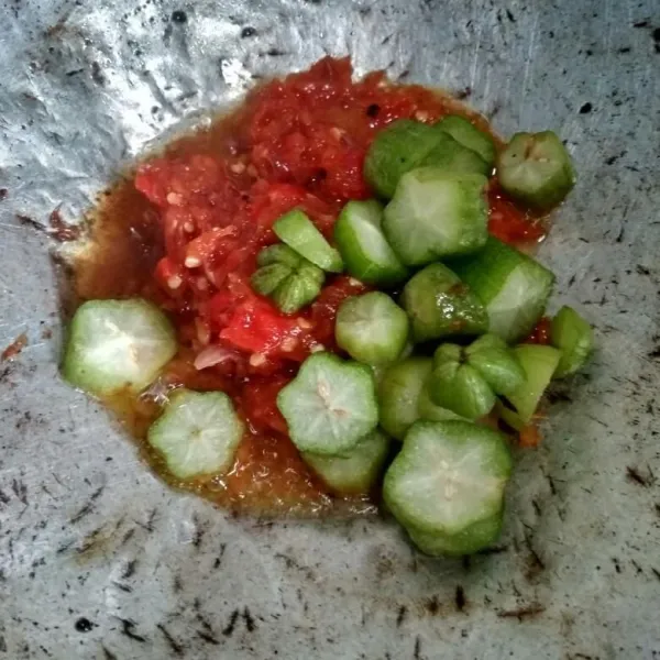 Tumis bumbu halus dan potongan belimbing waluh hingga harum dan belimbing matang.