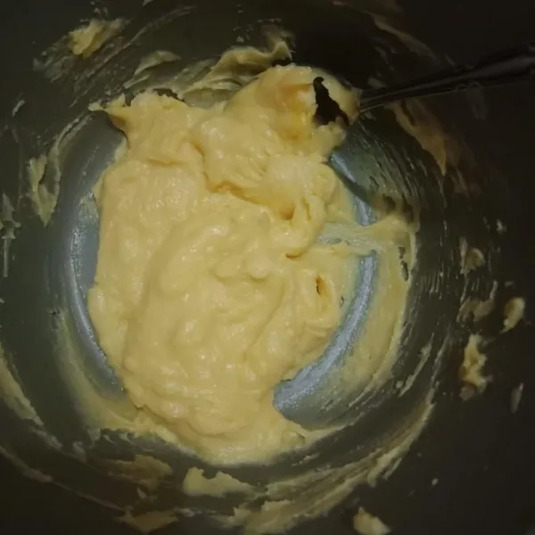 Taruh dalam wadah gula halus, mentega, dan kuning telur lalu aduk hingga tercampur rata.