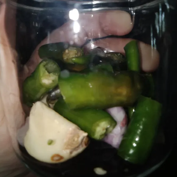 Blender halus cabai, bawang merah, dan bawang putih.