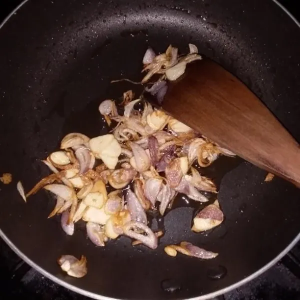 Goreng bawang merah dan bawang putih hingga berwarna keemasan. Angkat dan tiriskan lalu ulek.