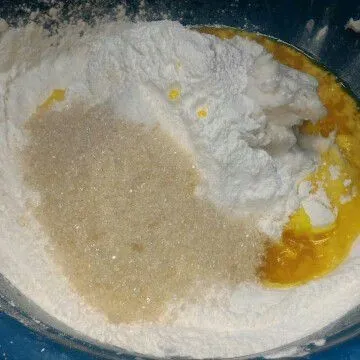 Masukkan tepung ketan, gula pasir, margarin cair, dan vanili bubuk, aduk rata.