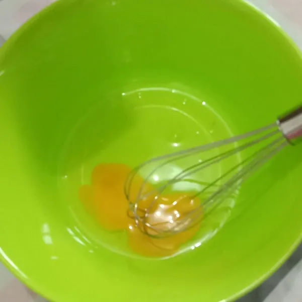 Kocok lepas telur 4-6 menit dengan whisk.
