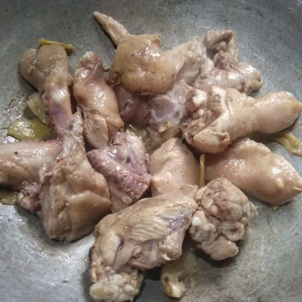 Masukkan potongan ayam, tumis hingga ayam berubah warna.