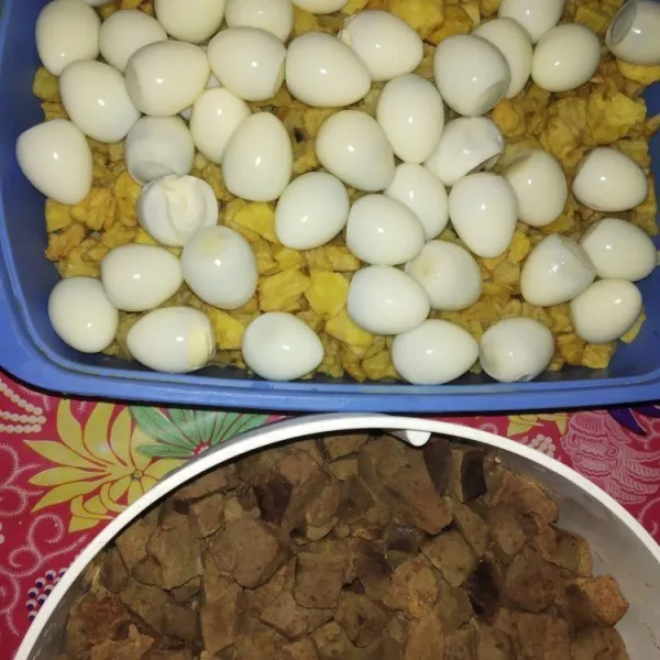 Rebus telur, goreng kentang dan rebus daging hati.