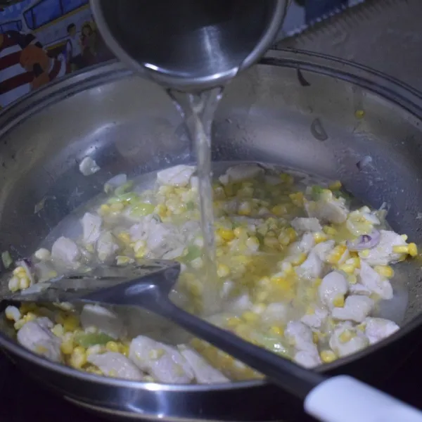 Masukkan air 750 ml untuk kuah sup.