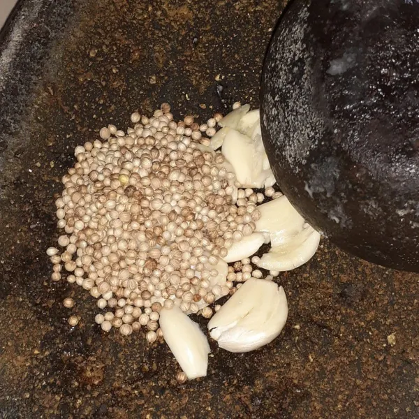 Sementara itu giling bumbu halus yang terdiri dari bawang putih dan ketumbar.