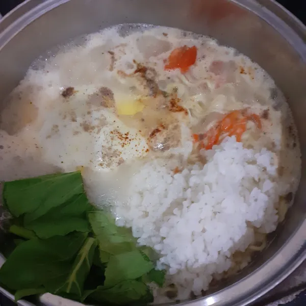 Tambahkan nasi putih.