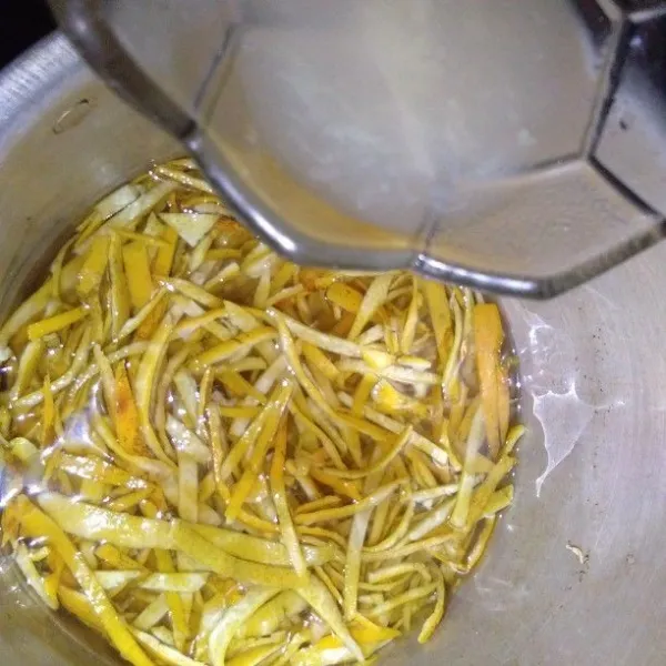 Tambahkan perasan air jeruk nipis, aduk rata masak kembali selama 3 menit, angkat dan tiriskan.