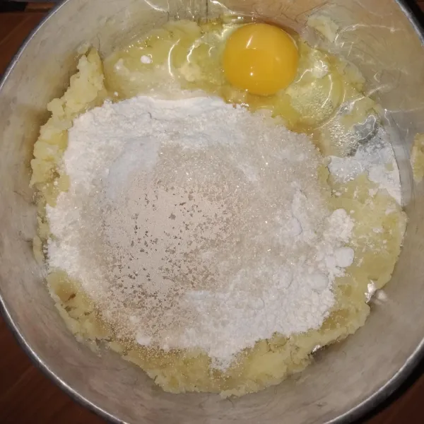 Campurkan tepung terigu, telur, gula, garam dan fermipan. Uleni adonan sampai kalis.