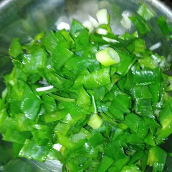 Iris bawang prei, sisihkan.