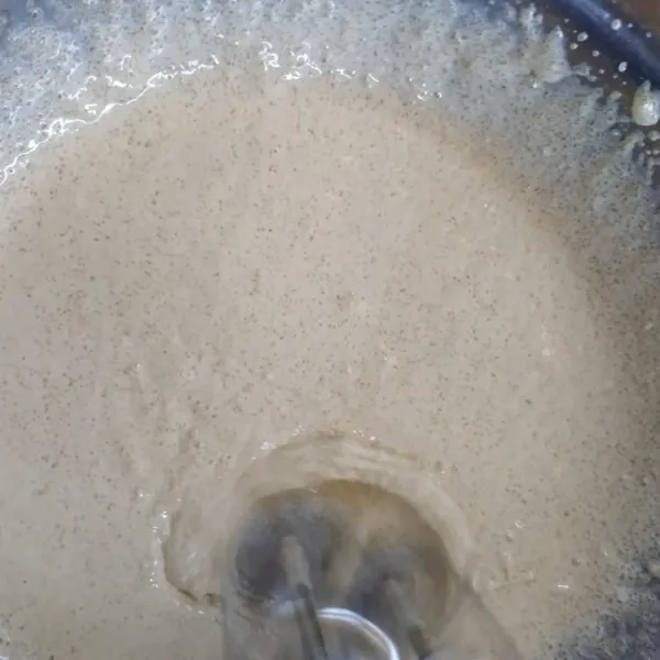 Mixer telur, gula, dan vanili dengan kecepatan tinggi sampai mengembang.