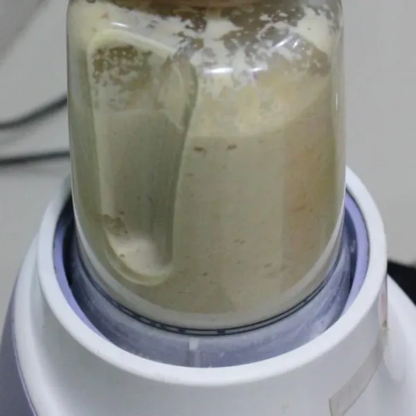 Blender semua bumbu halus, lalu tumis hingga harum dan matang.