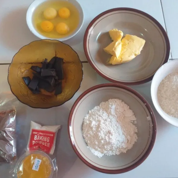 Siapkan bahan-bahan, kita sebut saja Bahan 1 yang terdiri dari gula pasir, SP, dan telur. Bahan 2 terdiri dari mentega dan DCC. Kemudian Bahan 3 terdiri dari tepung terigu, baking powder dan coklat bubuk.
