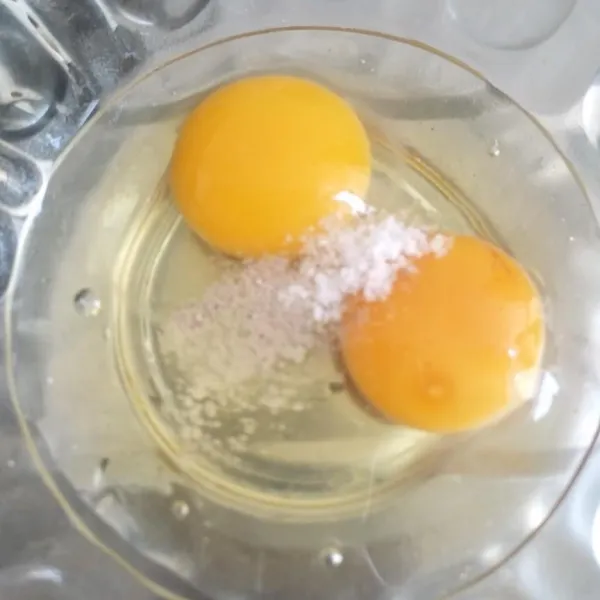 Kocok telur, merica bubuk, dan garam, boleh ditambahkan penyedap kalau suka. Kocok hingga rata.