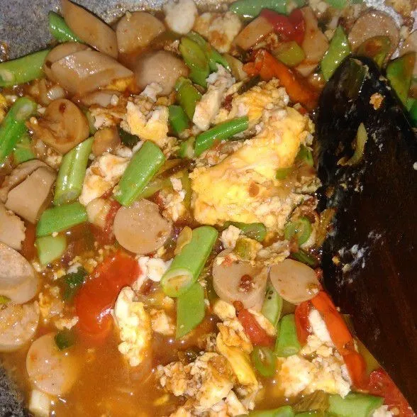 Tambahkan sedikit air matang dan bumbu penyedap lainnya aduk rata, sajikan dengan nasi hangat.