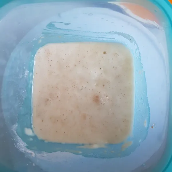 Bahan biang: aduk rata semua bahan kemudian diamkan hingga berbuih, sisihkan.