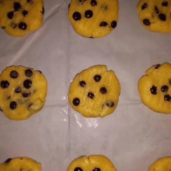 Panaskan oven selama 10 menit. Panggang adonan sekitar 25 menit dengan api sedang atau sesuaikan dengan suhu masing- masing oven.