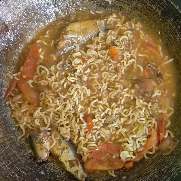 Tunggu hingga mie matang, sajikan dengan nasi hangat.