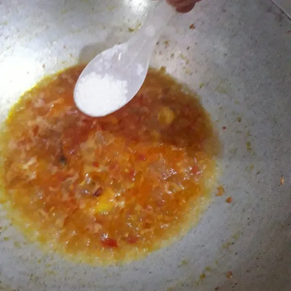 Masukkan air putih, gula, garam, kaldu jamur, tomat, dan lengkuas lalu rebus sampai tomat layu.