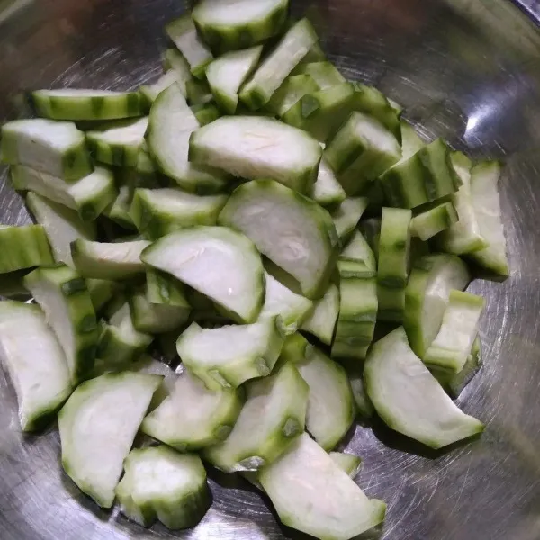 Kupas oyong/gambas, cuci bersih kemudian potong-potong sesuai selera.