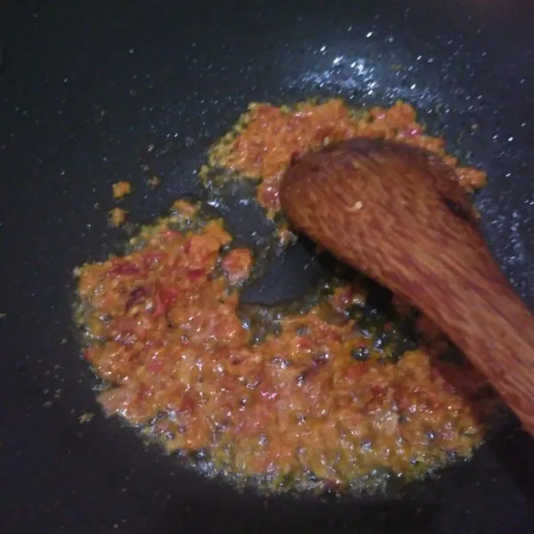 Panaskan minyak lagi. Tumis bumbu.