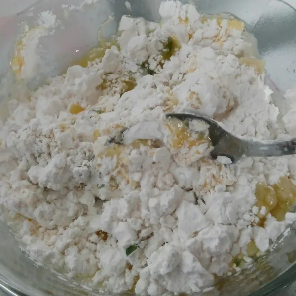 Setelah kalis, masukkan daun bawang, telur, dan tepung tapioka. Aduk adonan hingga rata.