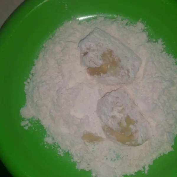 Siapkan tepung, gula pasir, dan garam aduk jadi satu. Baluri nanas dengan tepung kering.