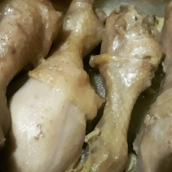 Rebus ayam hingga matang.