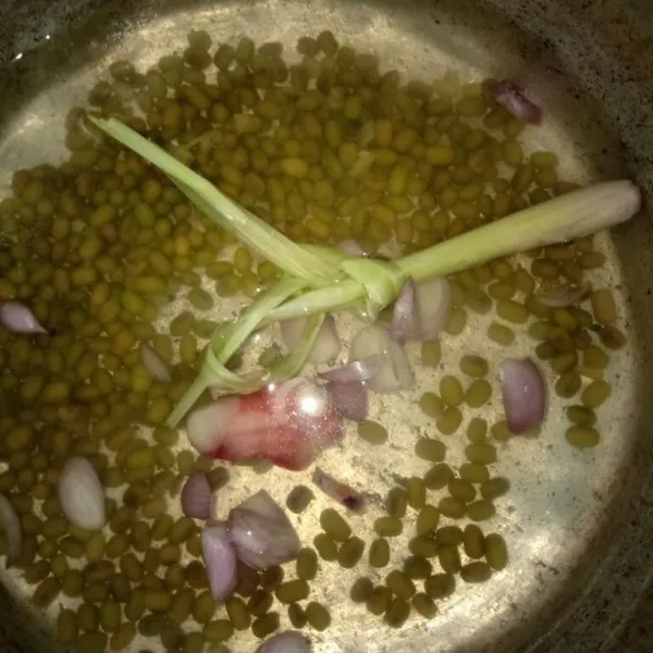 Lalu masukkan bawang merah iris, serai, dan laos ke dalam rebusan kacang hijau.