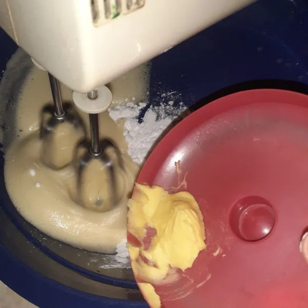 Tambahkan margarin, aduk kembali.