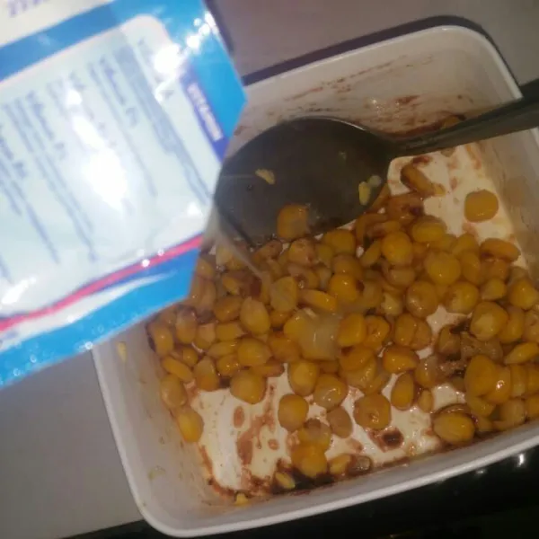 Tambahkan susu kental manis aduk, tes rasa, bisa ditambah milonya.
