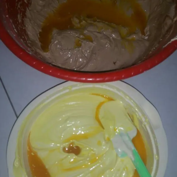 Setelah tercampur masukan mentega cair pada masing adonan. Aduk dengan spatula sampai tidak ada mentega yang mengendap di bawah.