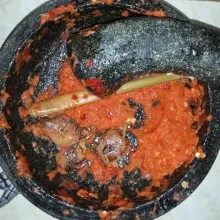 Ulek bawang merah, bawang putih, cabe rawit, dan cabe merah hingga halus.