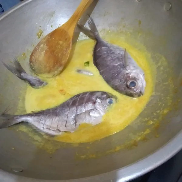 Masukkan ikan, masak hingga ikan cukup matang.