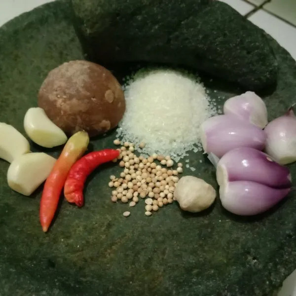 Siapkan semua bumbu lalu haluskan.