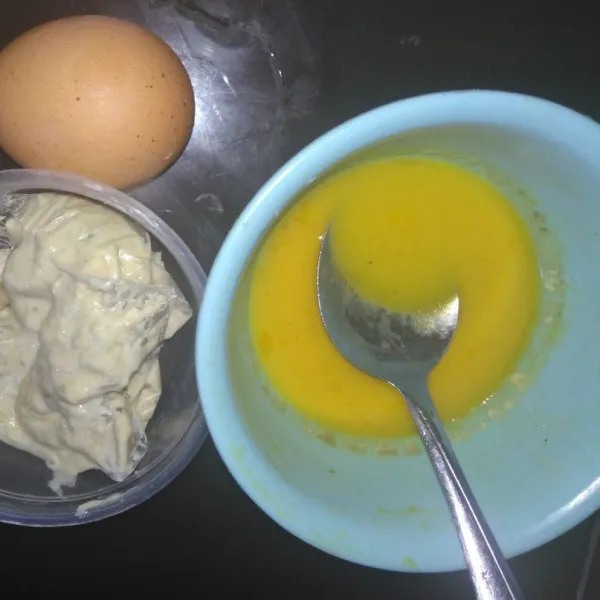 kocok telur tambahkan sedikit air kocok sampai rata