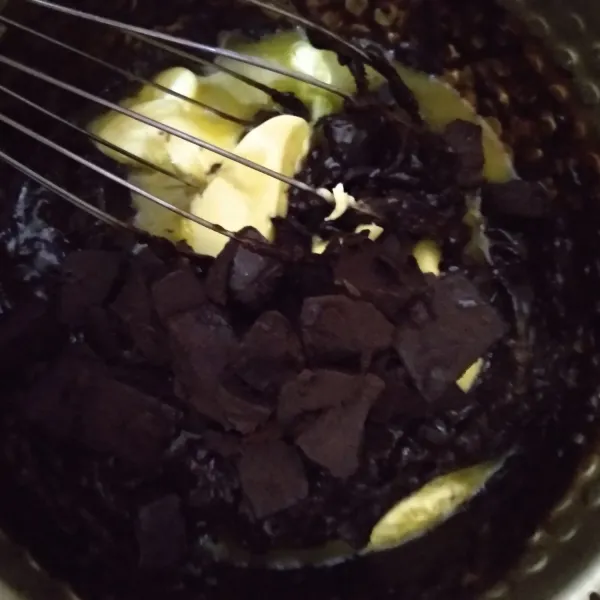 Masak susu cair, gula palem, tepung maizena, dan cokelat bubuk diatas api kecil. Aduk terus menggunakan whisk hingga licin dan kental. Masukkan butter dan cokelat blok, aduk rata.