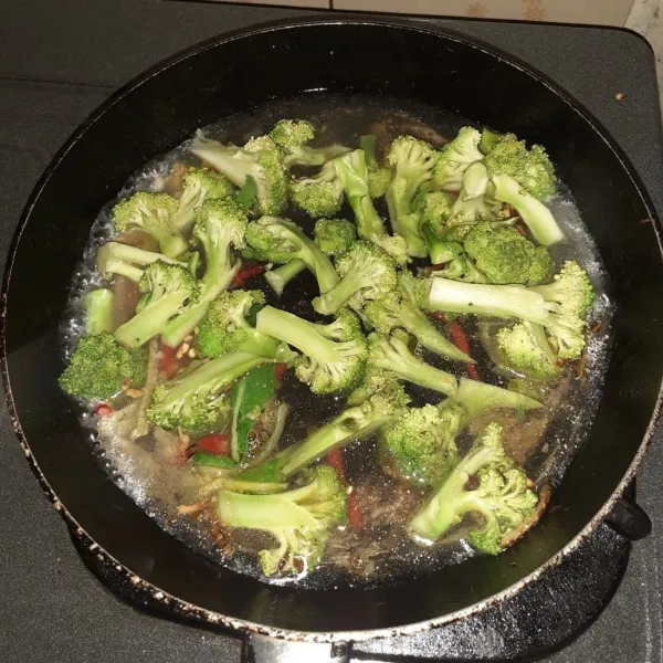 Masukkan brokoli, tambahkan sedikit air.